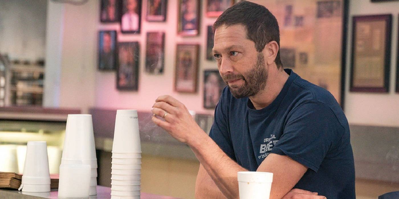 Эбон Мосс-Бахрах как Ричи за стойкой в The Bear