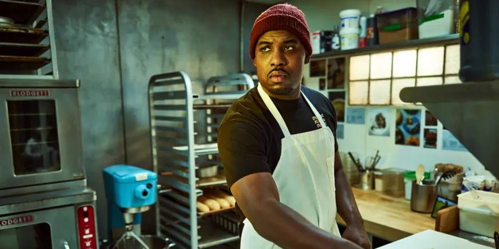 Маркус в белой переднике в The Bear