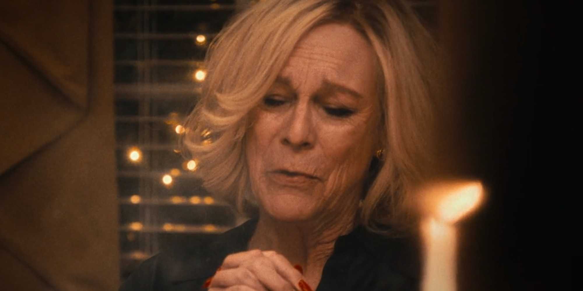 Джейми Ли Кёртис в роли Донны Берзатто за обеденным столом в 2-м сезоне сериала *The Bear*