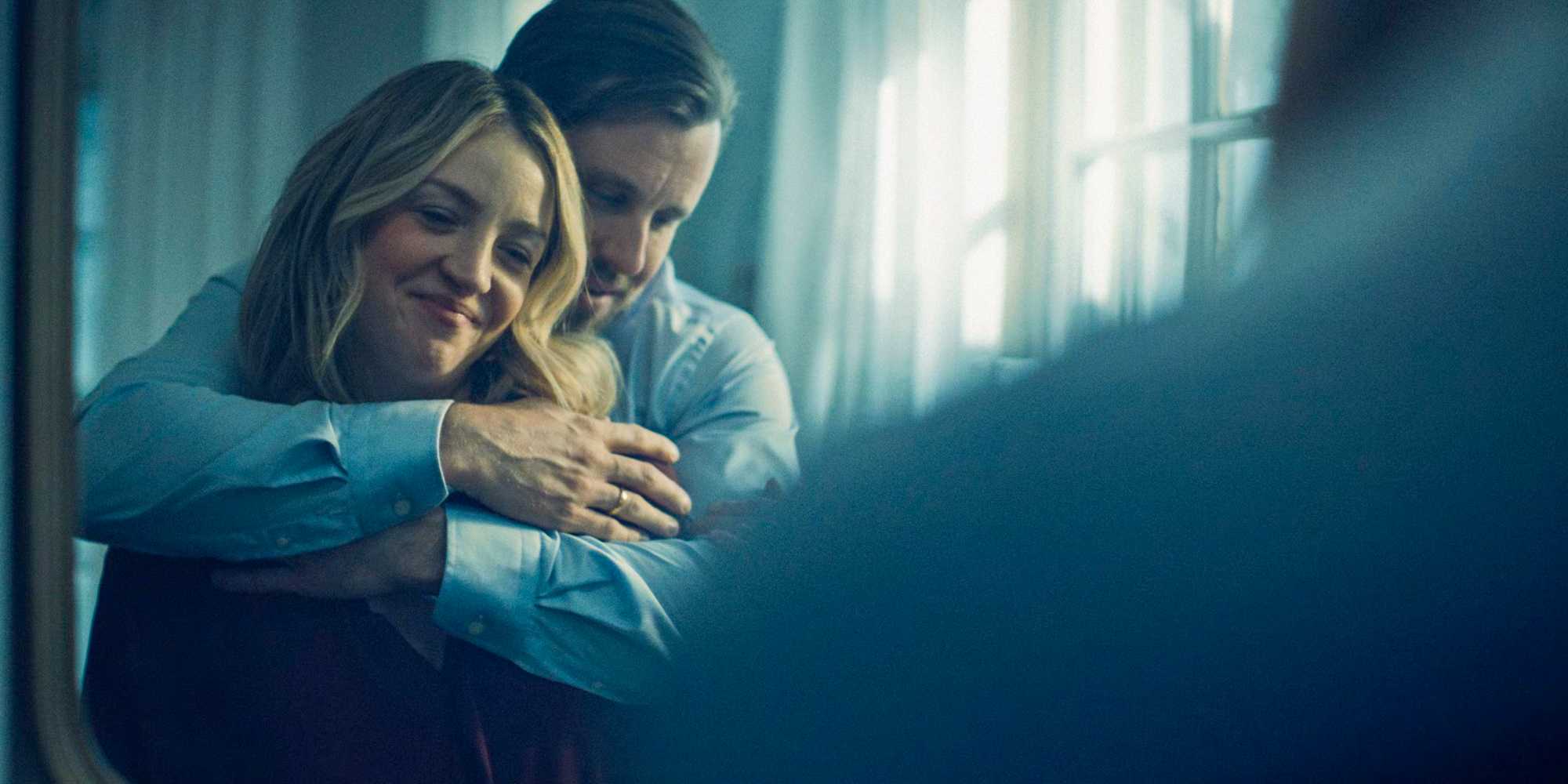 Пит (Крис Уитске) обнимает Шугу (Эбби Эллиот) во время того, как они смотрят на себя в зеркале в 4 эпизоде 3 сезона «Медведя»