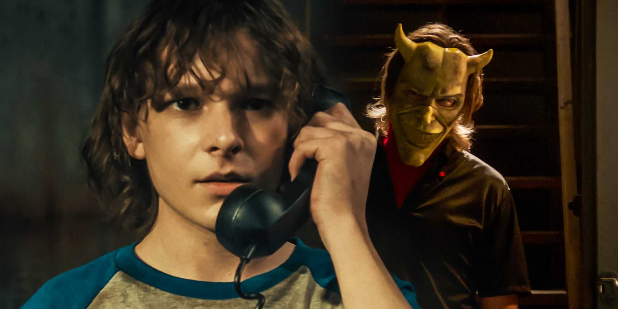 Коллаж с Финни на телефоне и Grabber на заднем плане в The Black Phone