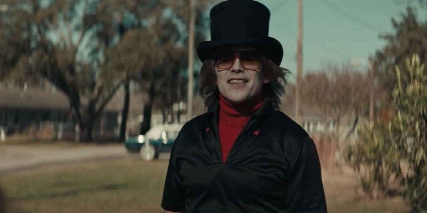 Этан Хак в роли "The Grabber" с неестественной, без маски улыбкой в "The Black Phone"