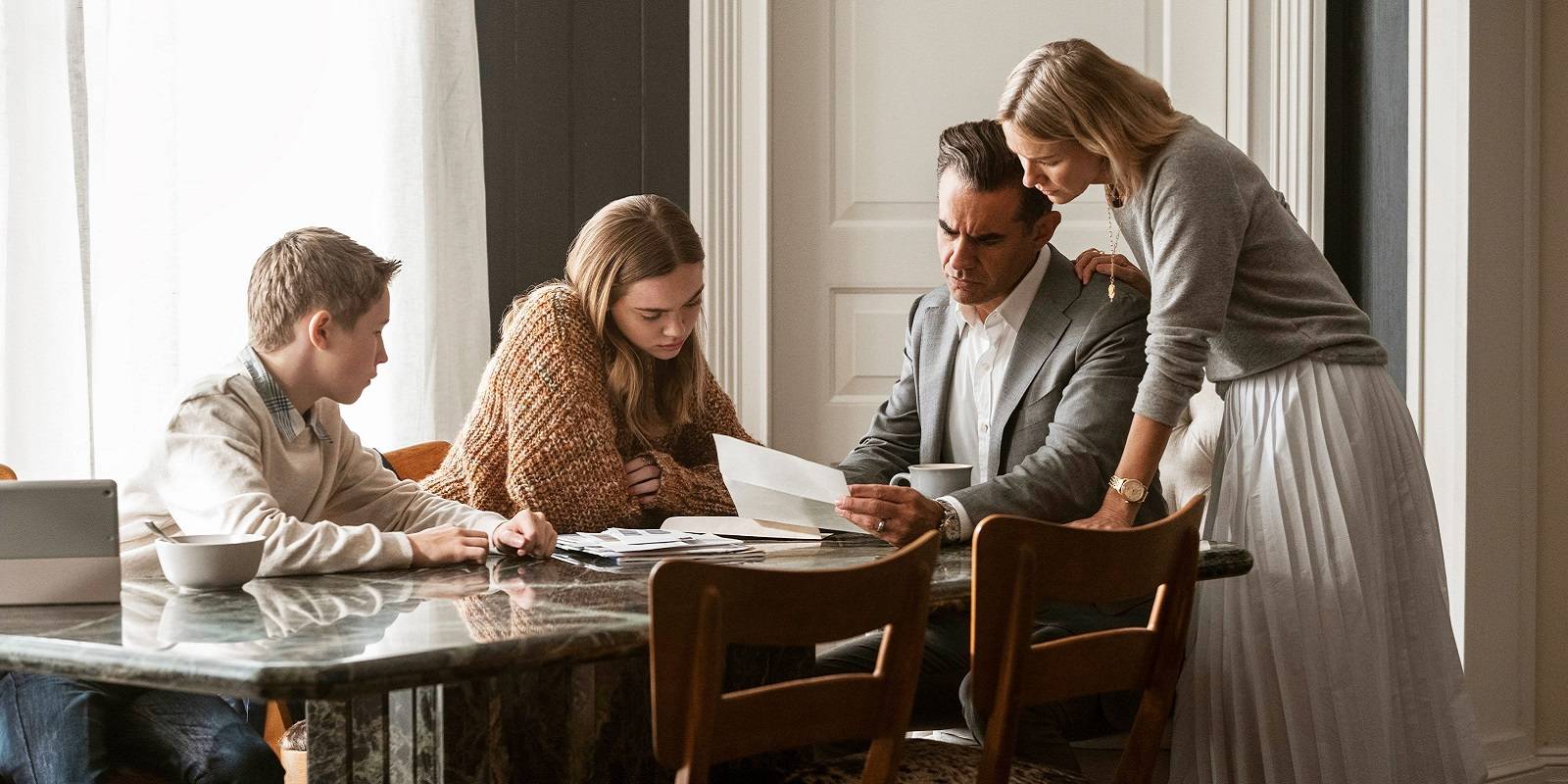 Семья Брэддок рассматривает почту за столом в "Наблюдателе"