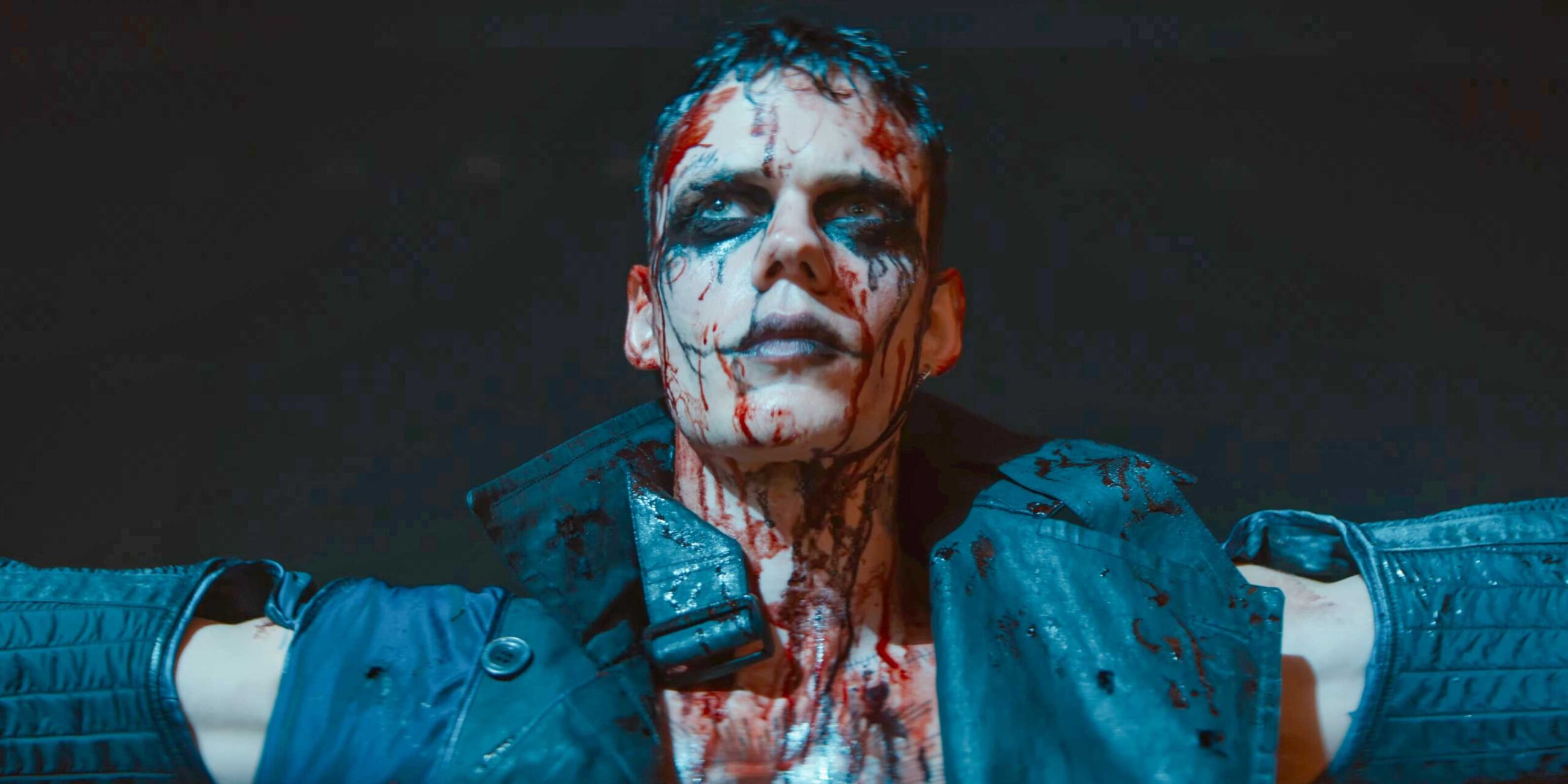 Эрик (Билл Скарсгард) с кровью на лице в фильме "The Crow" (2024)