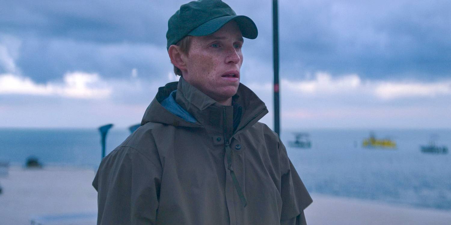 Эди Редмейн в шляпе, стоящий перед водой в фильме «День Джекала»