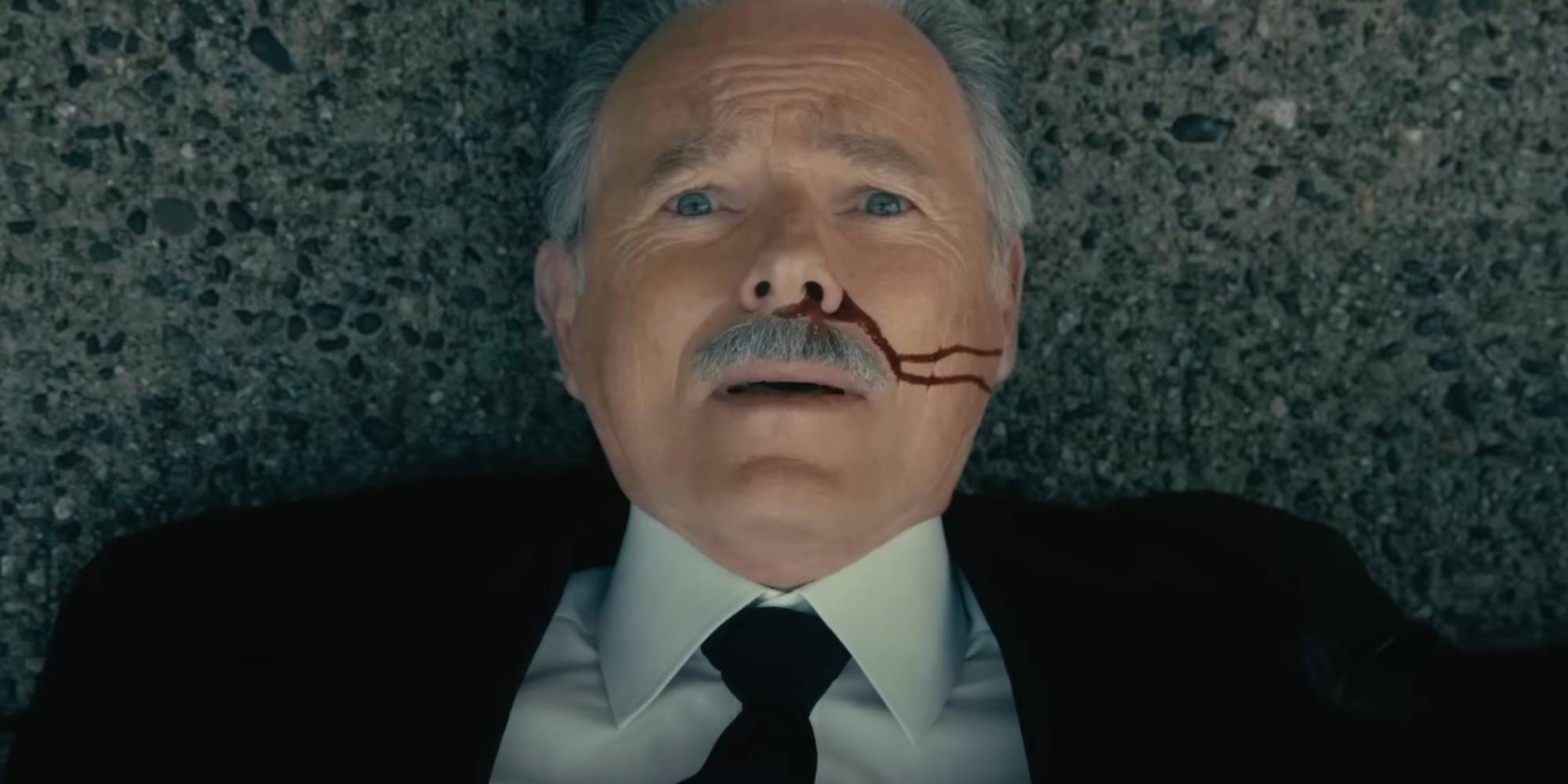 Брюс Гринвуд в роли Родерика на земле с кровавой мордой в The Fall of the House of Usher