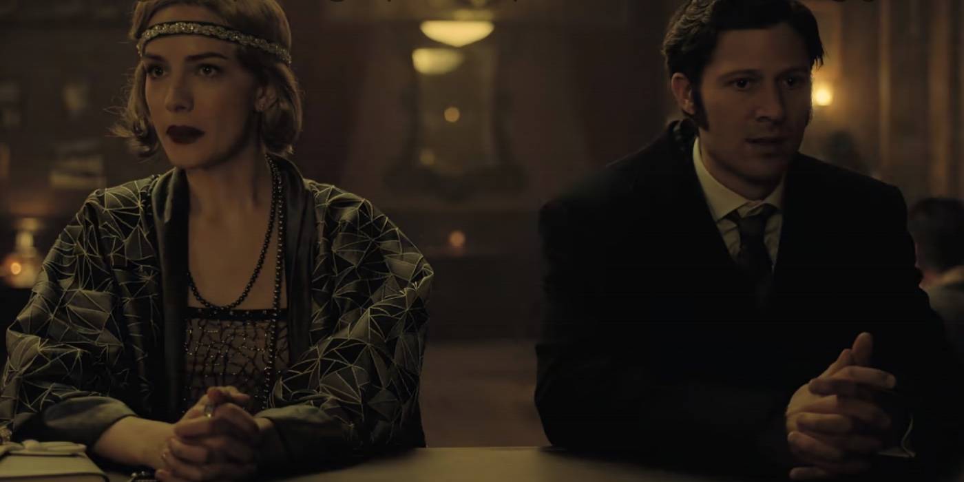 Молодая Мадлен и Родерик Ушер сидят за барным столом на Новый год 1979 года в The Fall of the House of Usher