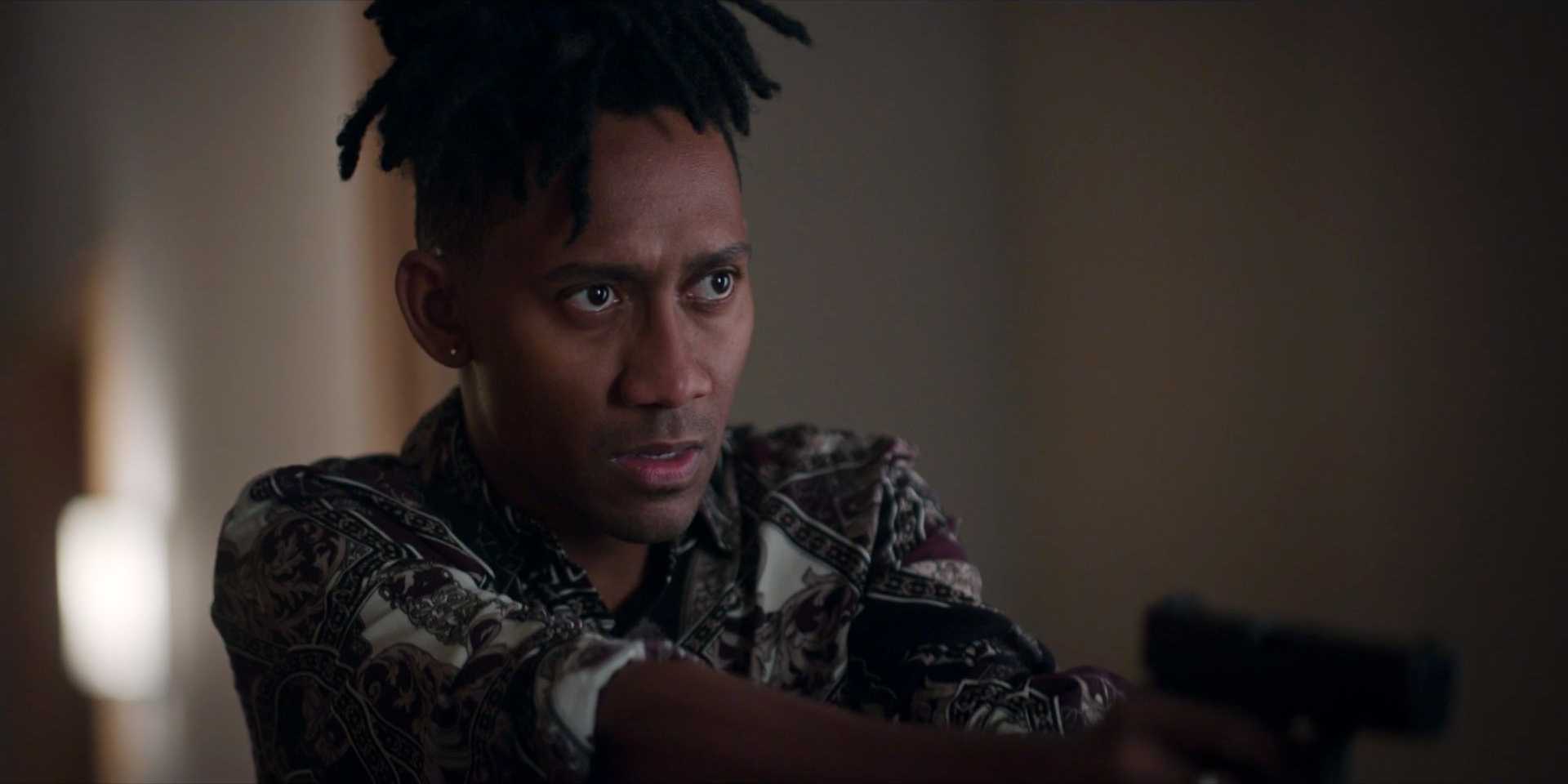 Грифин Мэттьюз в роли Шейна Эванса в «Flight Attendant»