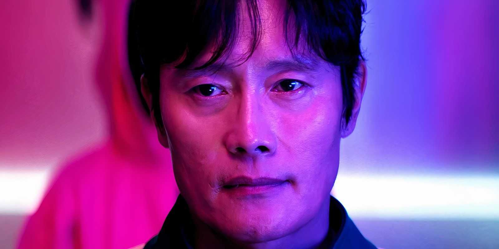 Фронтмен, окруженный цветами "Игры в кальмара", выглядит заинтригованным