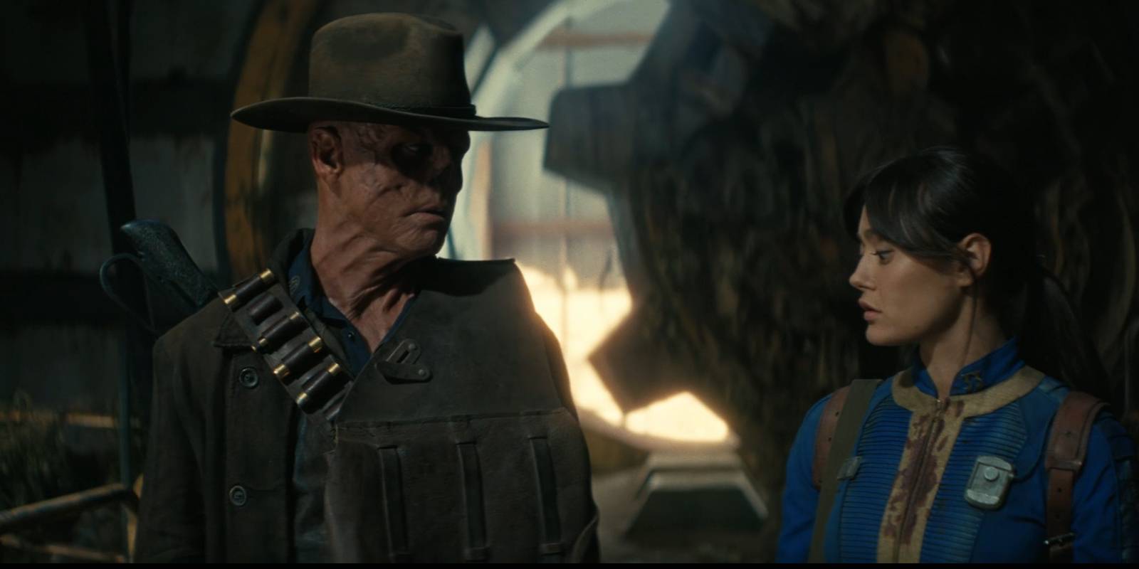 Гул (Волтон Гоггинс) и Люси (Элла Пернелл) разговаривают внутри заброшенного бункера в втором сезоне *Fallout*