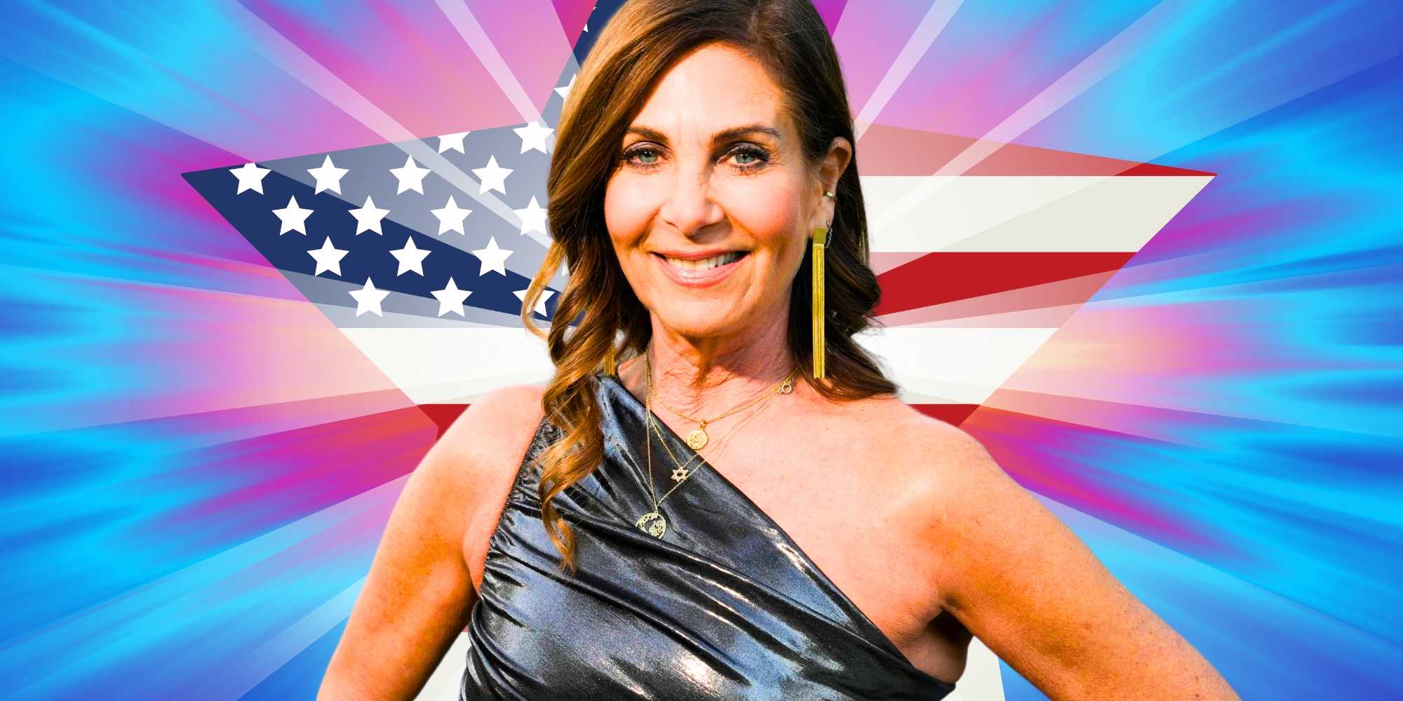 Лесли Фима, участница "Золотого Бакшира", улыбается перед звездой, символизирующей флаг.