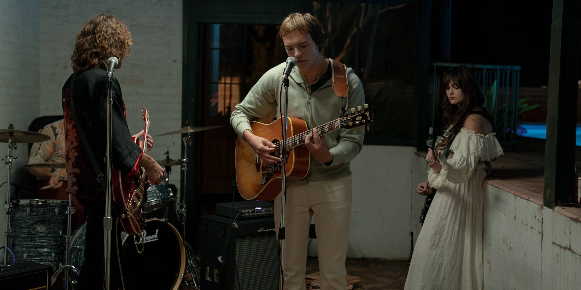 Майк фон Эрих (Стенли Саймонс) поет и играет на гитаре в The Iron Claw