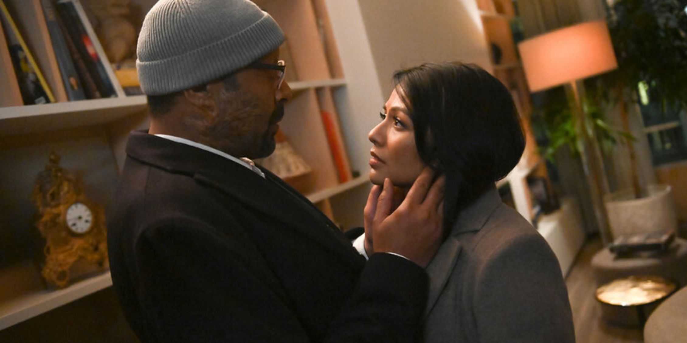 Алек из "The Irrational" смотрит на Роуз, кладет руки ей на лицо, как будто собирается поцеловать