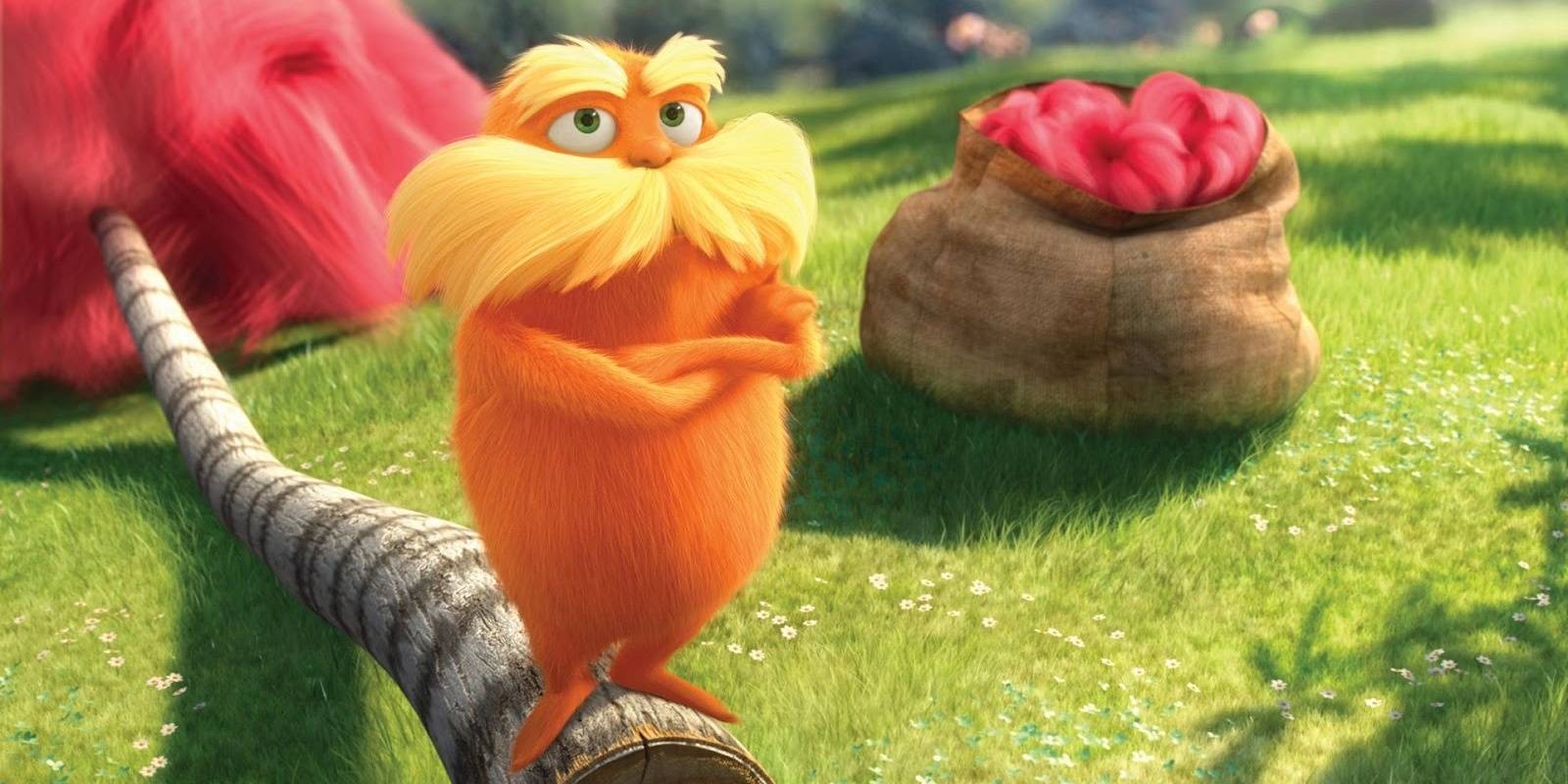«The Lorax» стоит на дереве, скрестив руки, в фильме «The Lorax».