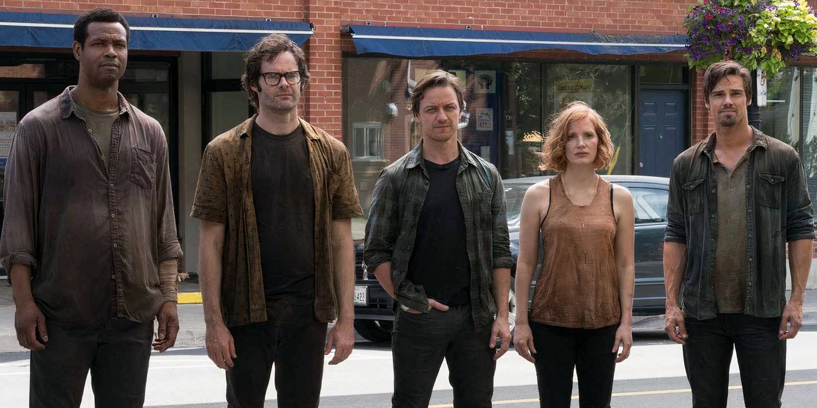 Клуб «Потерянные» стоят в ряд на улице в «It Chapter 2»