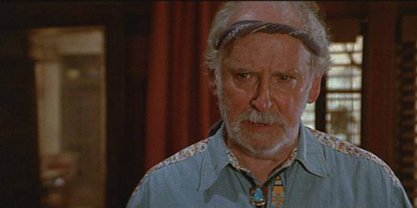 Барнард Хьюз в роли дедушки в "Потерянные мальчики"