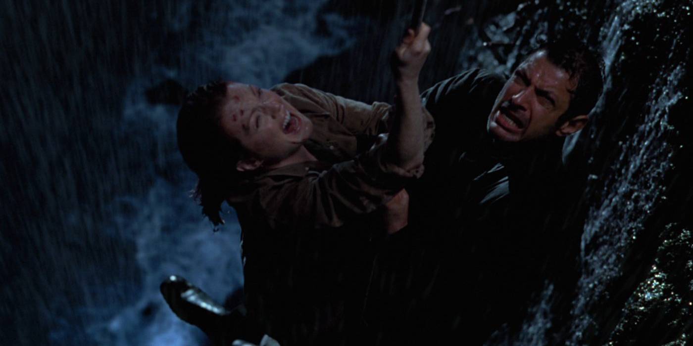Джулианна Мур и Джефф Голдблюм, висящие на скале в The Lost World: Jurassic Park