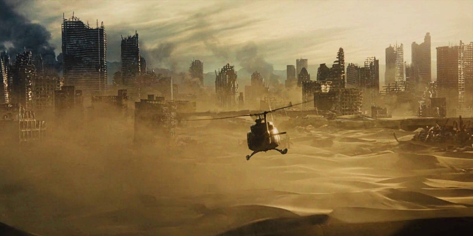 Вертолет, летящий через "Scorch Trials" в конце "Maze Runner"