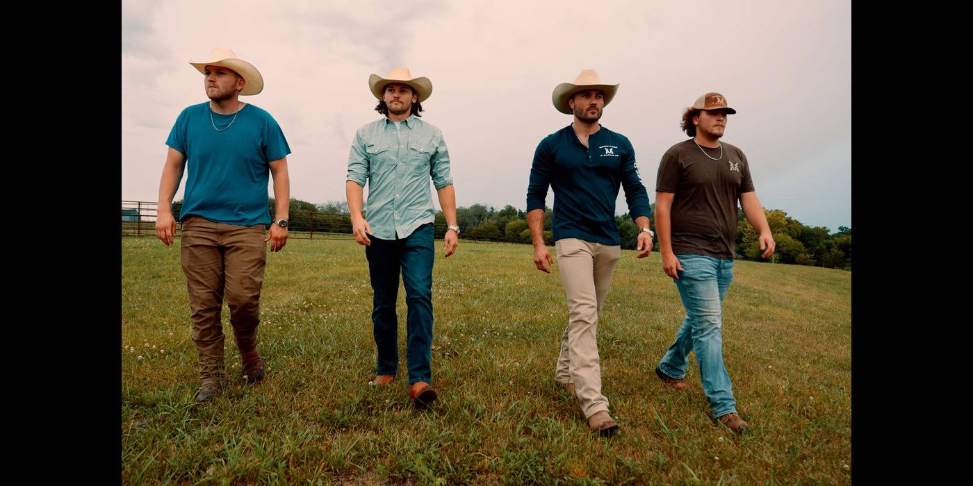 Семья МакБи, идущая вместе на улице