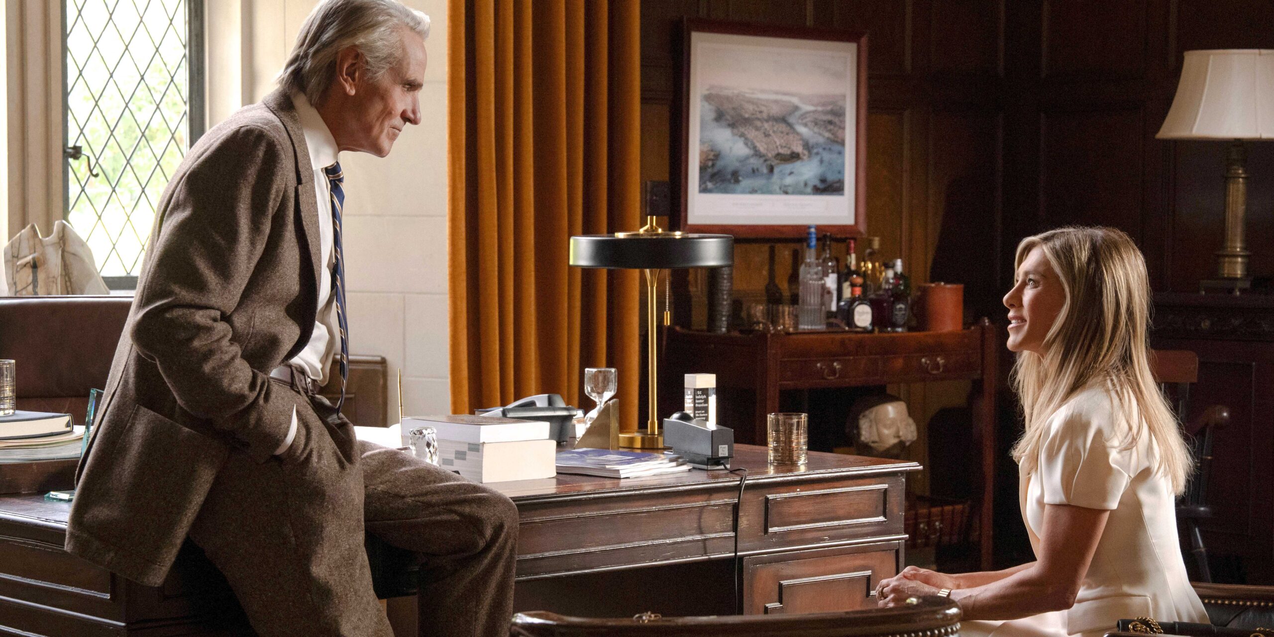 Муж, разговаривающий с Алекс Леви (Дженнифер Энистон) в офисе в 4 сезоне "The Morning Show"