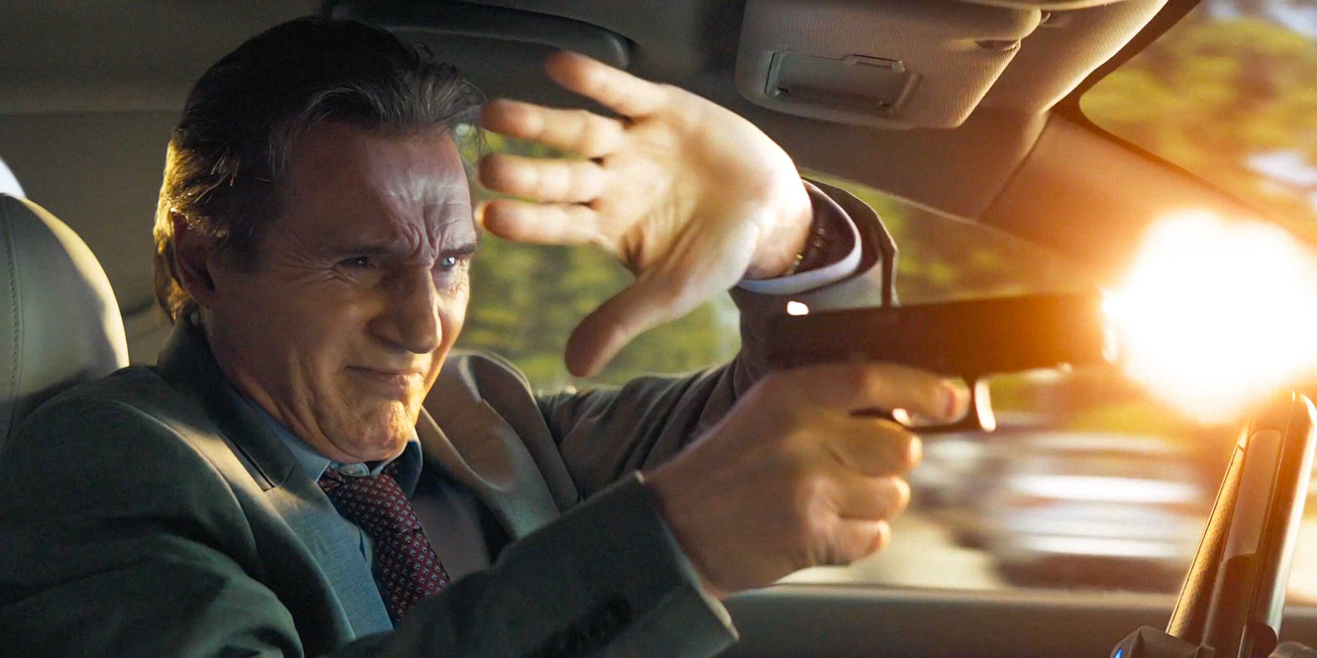 Фрэнк Дребин-младший (Лиам Нисон) стреляет из оружия небрежно в фильме "The Naked Gun" (2025)