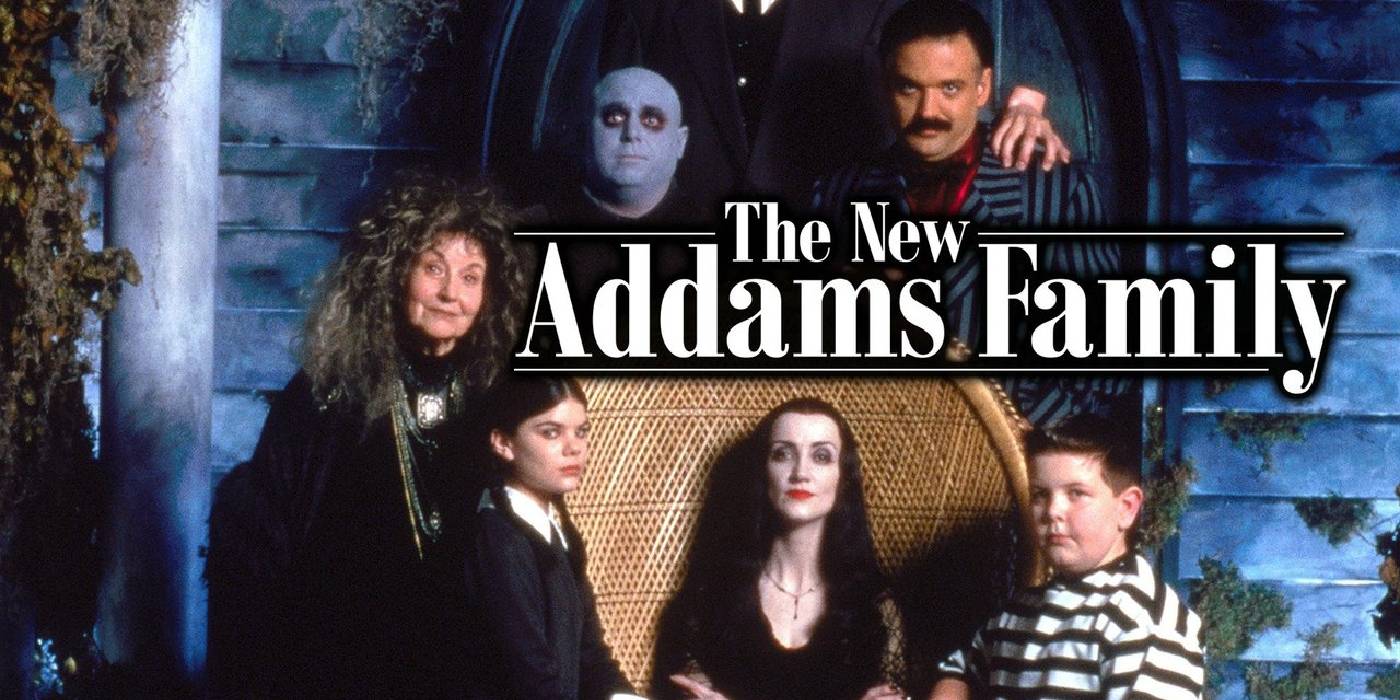 Актеры новой "Addams Family" сидят перед своим домом на постере к сериалу