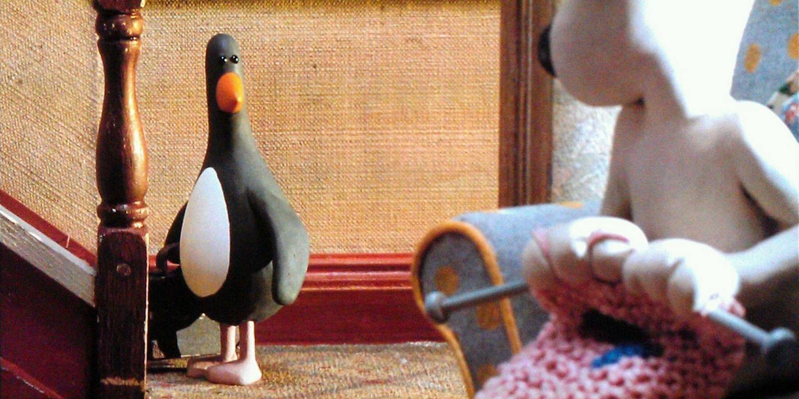 Feathers McGraw смотрит на Gromit в Wallace and Gromit: The Wrong Trousers