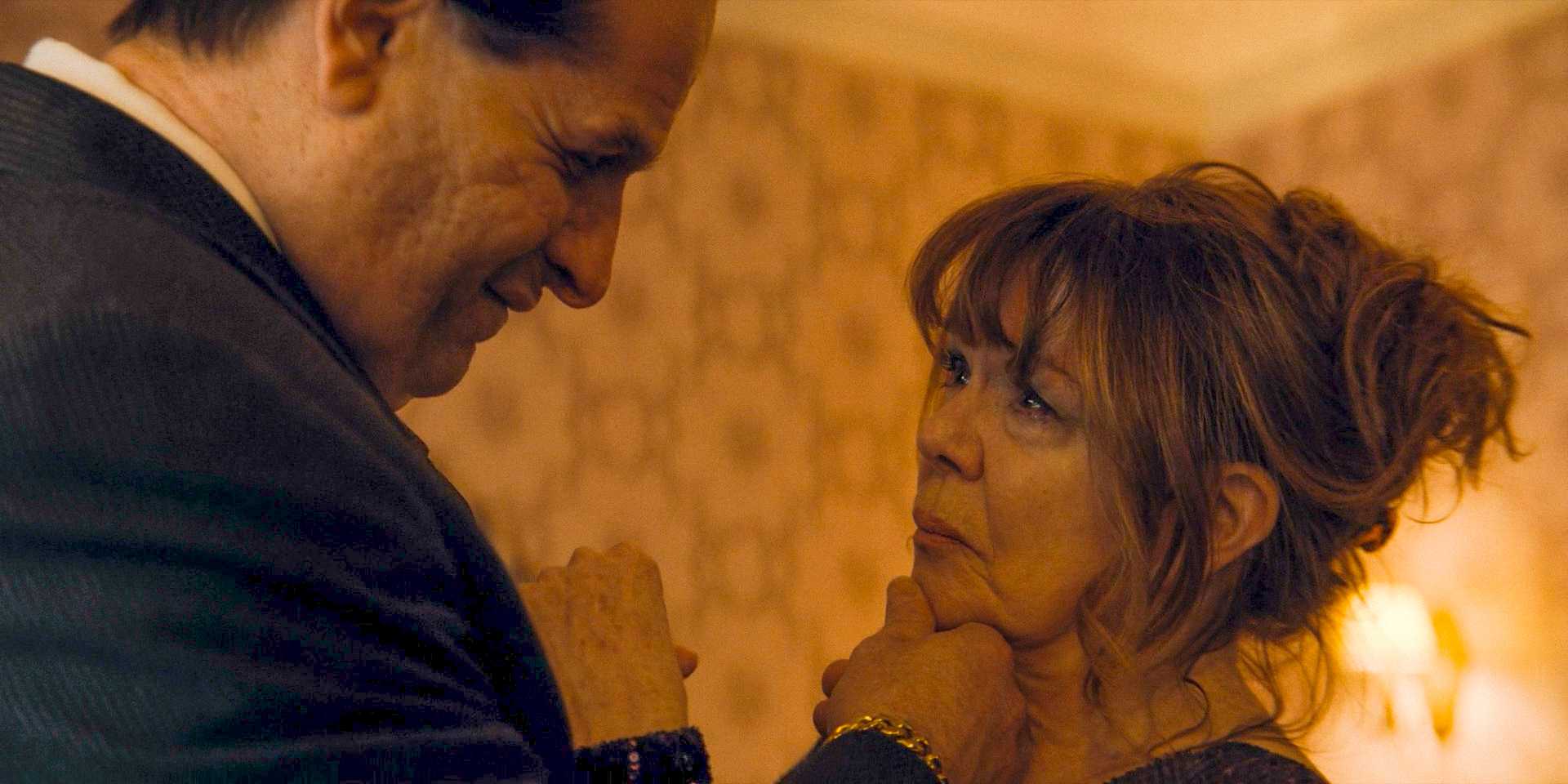 Оз Кобб/Пингвин (Колин Фаррелл) обещает Фрэнси (Дейдре О'Коннелл), что не разочарует ее в 2-й серии 1-го сезона "Пингвин"