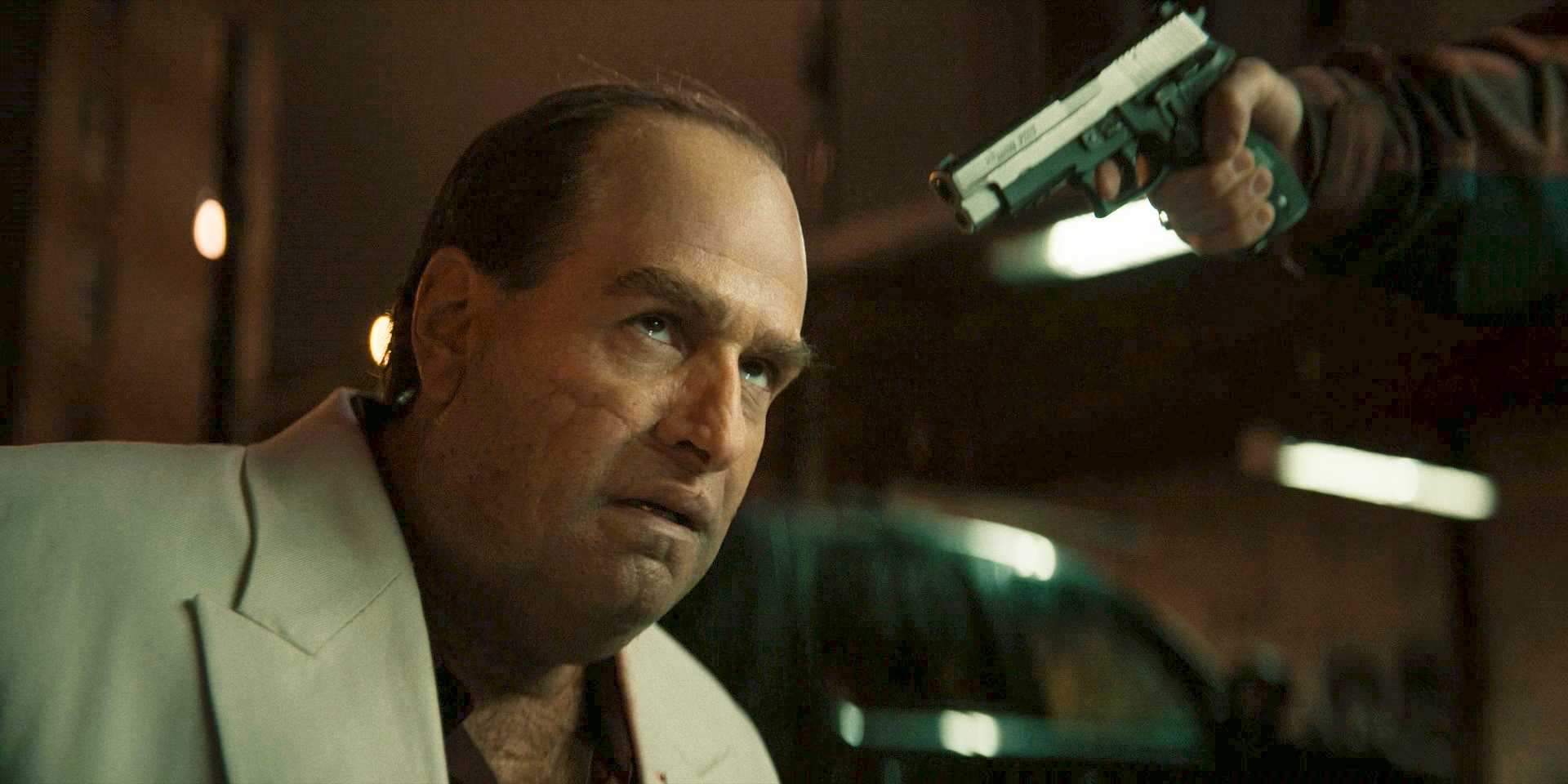 Оз Кобб/Пингвин (Колин Фаррелл), которого угрожают из автомата, члены семьи Марони в 4 эпизоде 1 сезона сериала "Пингвин"