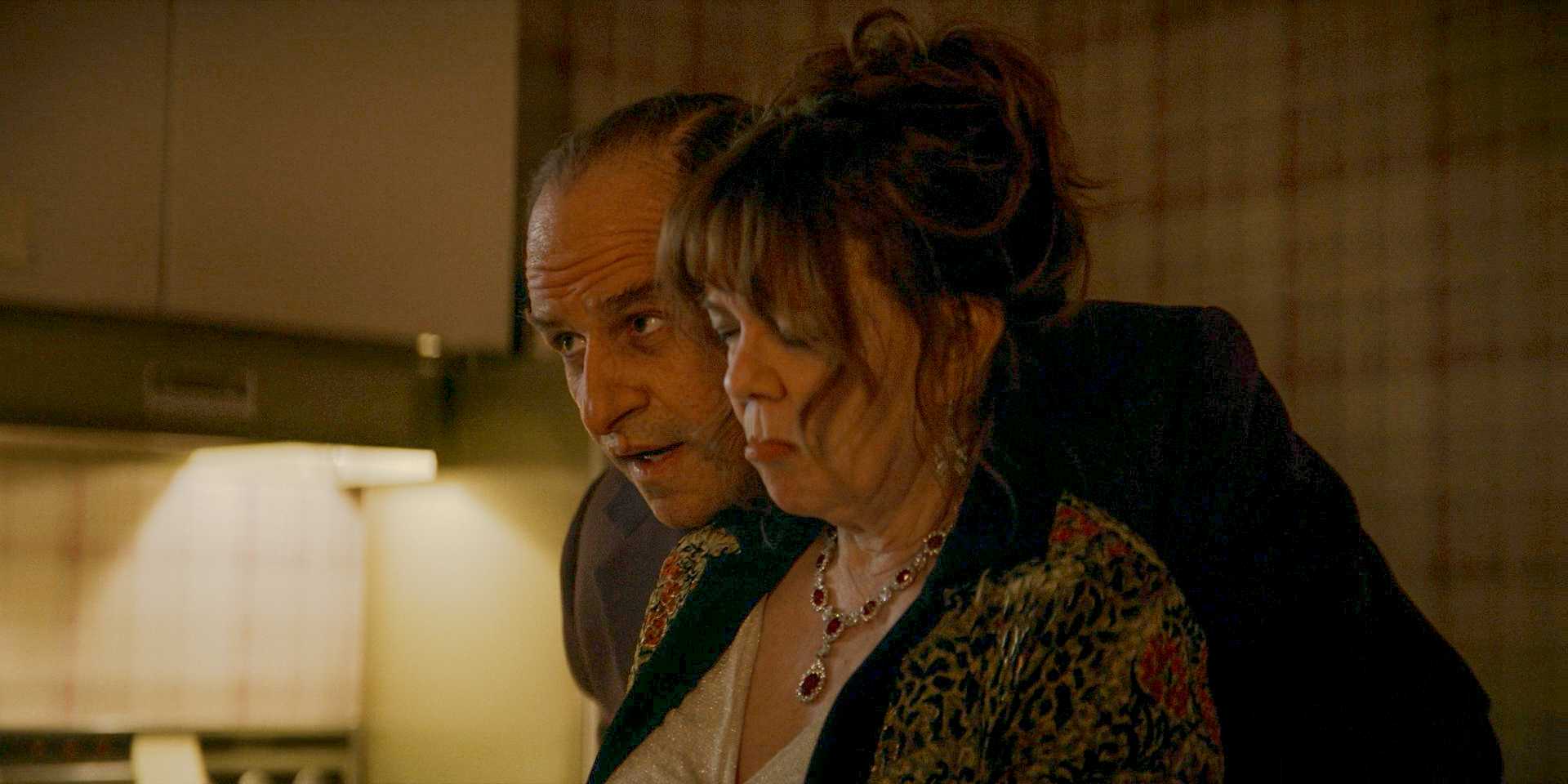 Оз Кобб/The Penguin (Колин Фаррелл) дарит своей матери Фрэнсис Кобб (Дейдре О'Коннелл) ожерелье из бриллиантов в 1-й эпизоде сериала "The Penguin"