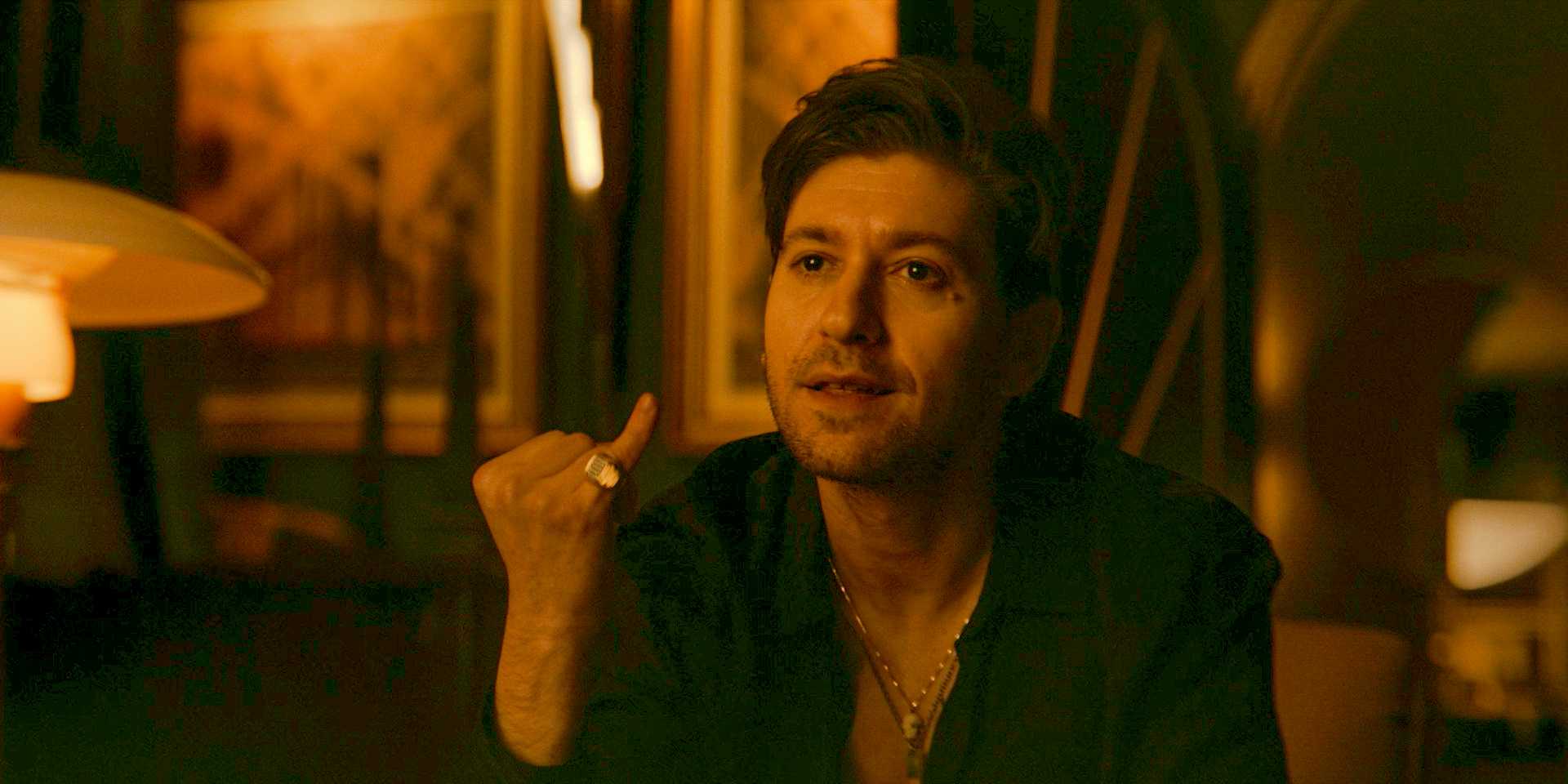 Альберто Фальконе (Майкл Зеген) демонстрирует культовый семейный кольцо Фальконе в 1-м эпизоде сериала "The Penguin"