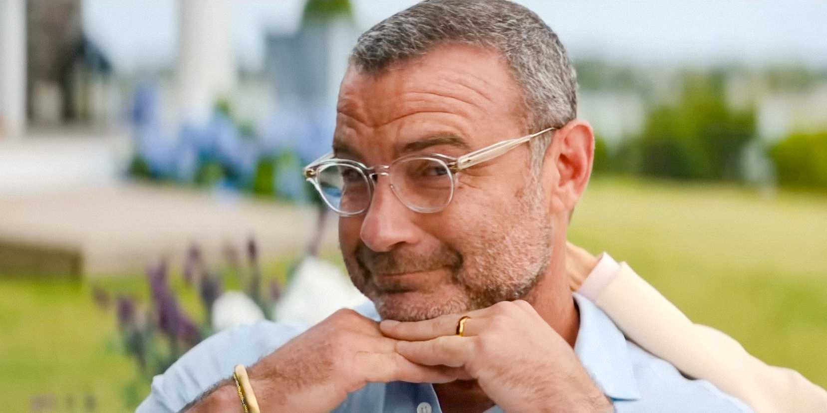 Фотография: Tag Winbury (Льев Шрайдер) делает снимок в сериале *The Perfect Couple*