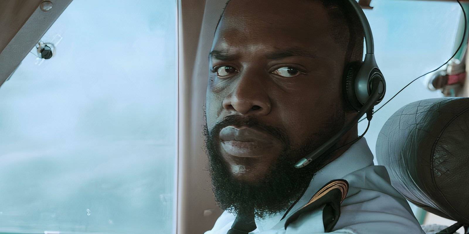 Пилот выглядит обеспокоенным в фильме "Hijack '93"