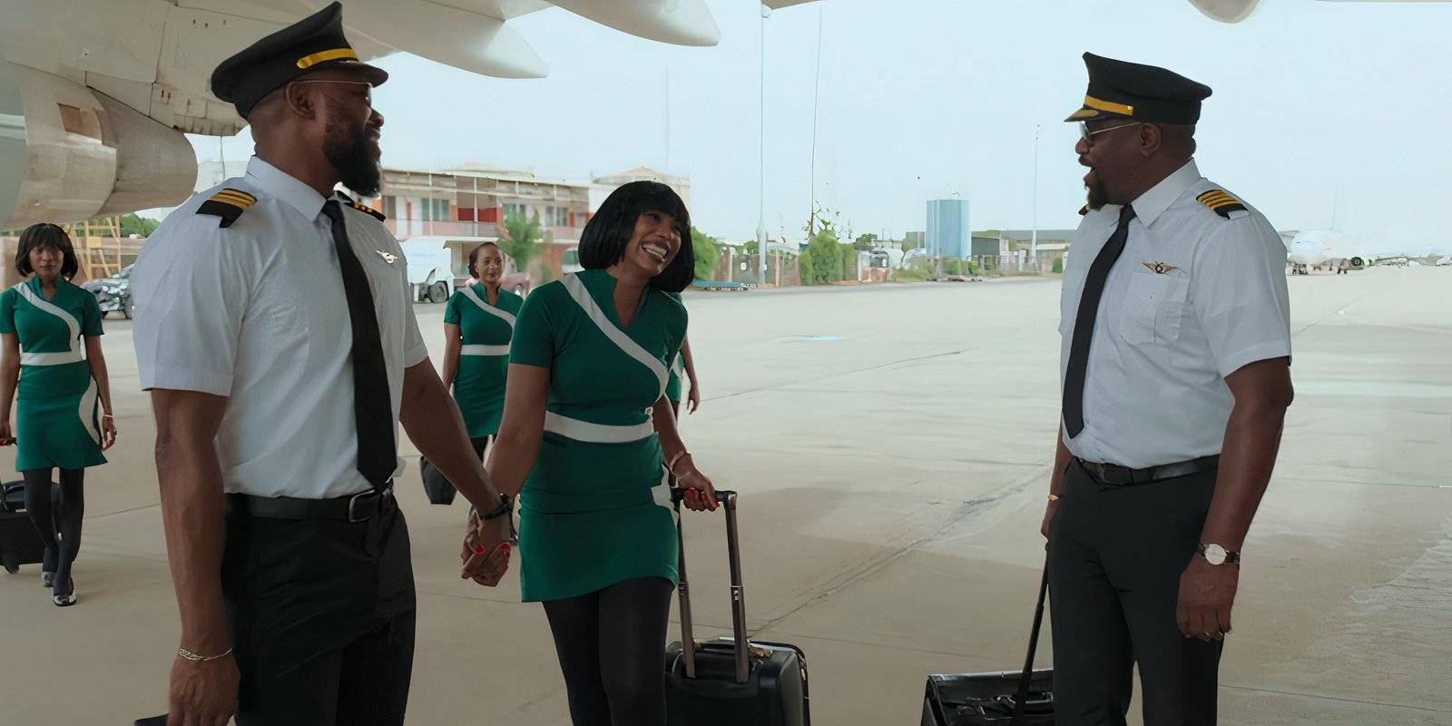 Пилоты и бортпроводники разговаривают возле самолета во время захвата в 1993 году