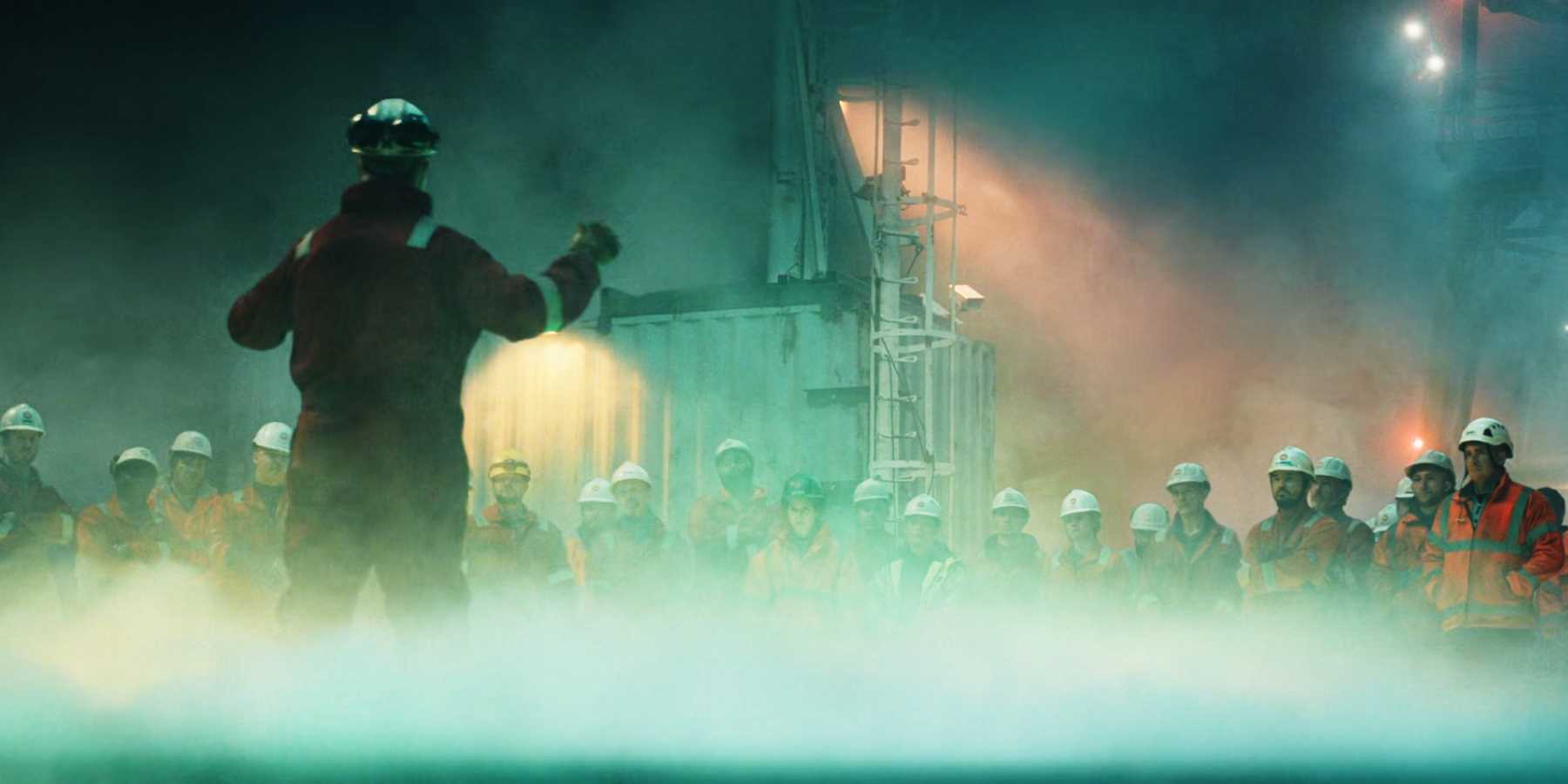 Экипаж "Kinloch Bravo" в тумане из сериала "The Rig" от Prime Video