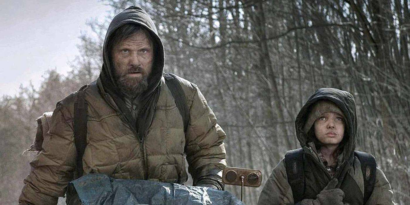 Вигго Мортенсен в роли Мужчины и Коди Смит-МакФи в роли Мальчика в сцене из The Road.