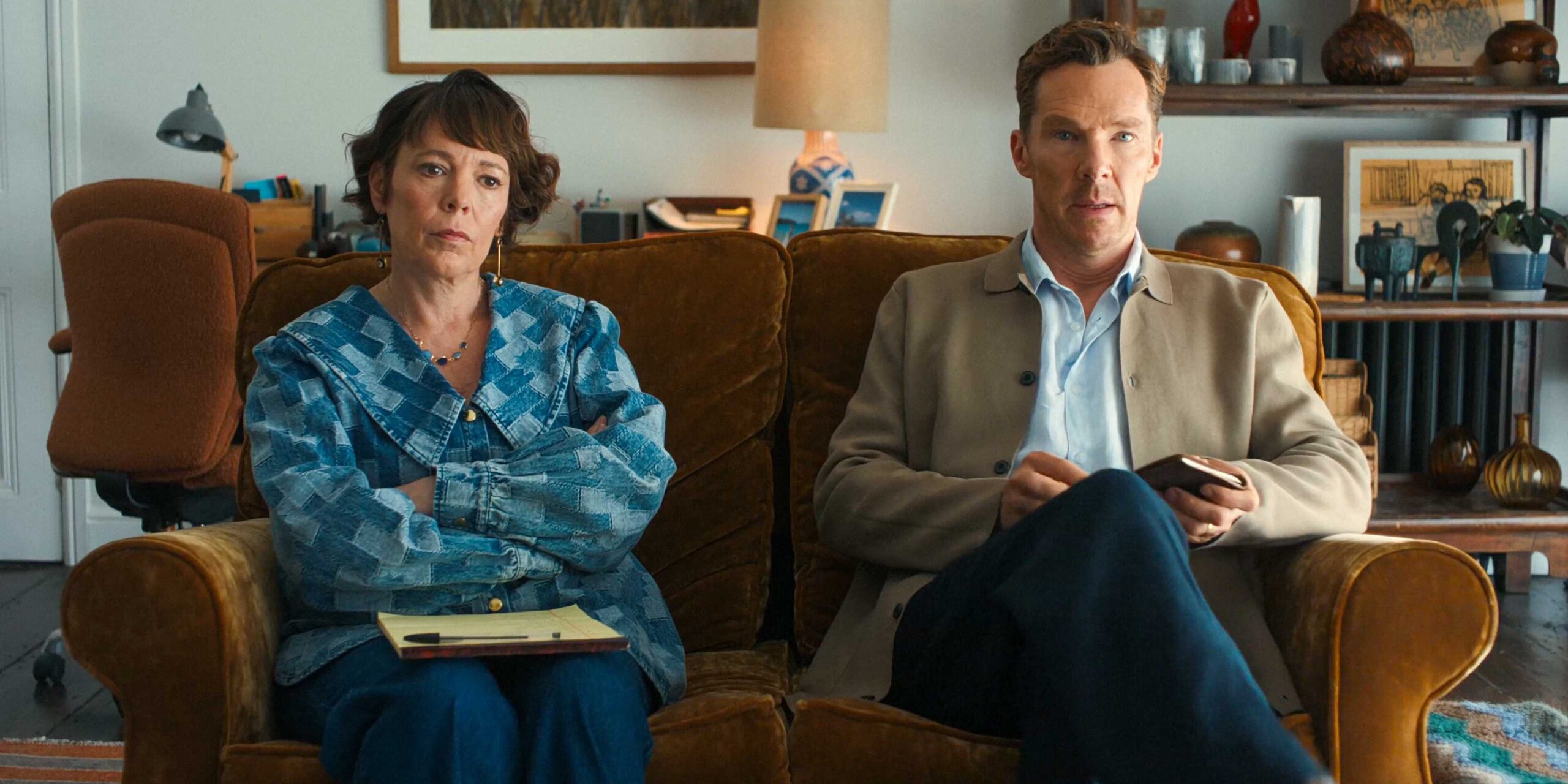 Ivy (Оливия Колман) и Тео (Бенедикт Камбербэтч) сидят на диване у терапевта в "The Roses"