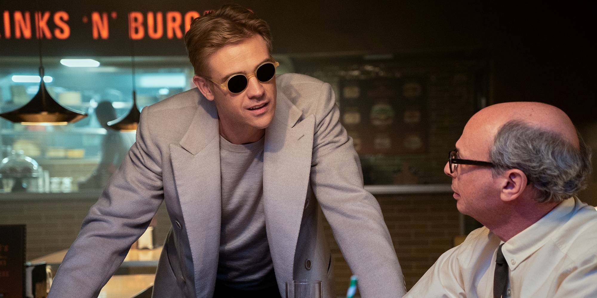 Кортиан разговаривает с фанатом в ресторане в "The Sandman"