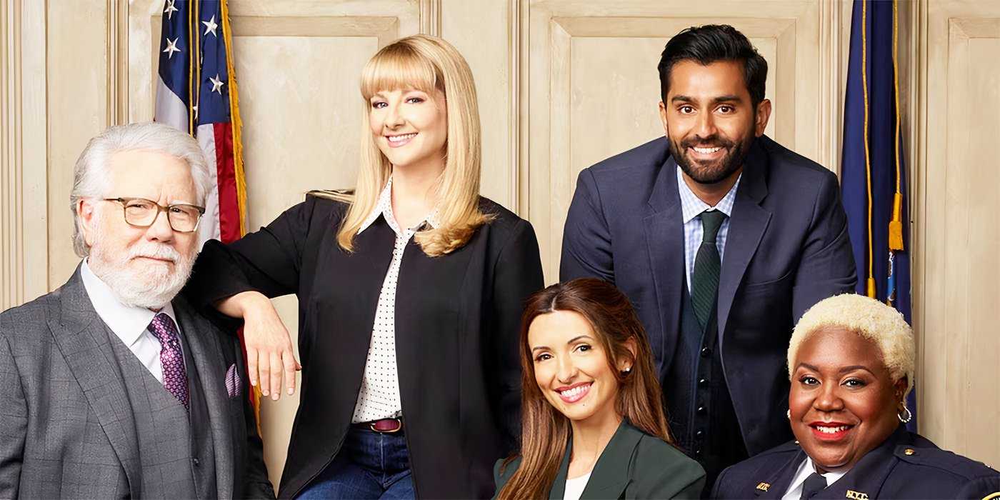 Улыбающаяся команда сериала Night Court, позирующая для промо-изображения