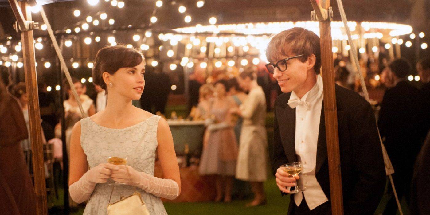 Стивен Хокинг (Эдди Рэдмейн) на вечеринке в фильме "The Theory of Everything"