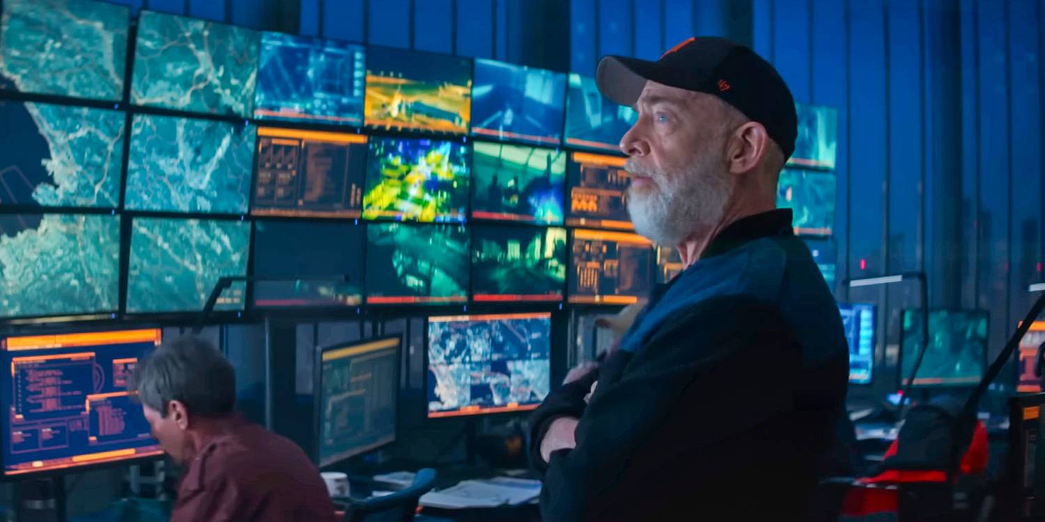 Том смотрит на различные экраны видеонаблюдения, скрестив руки, в "The Union"