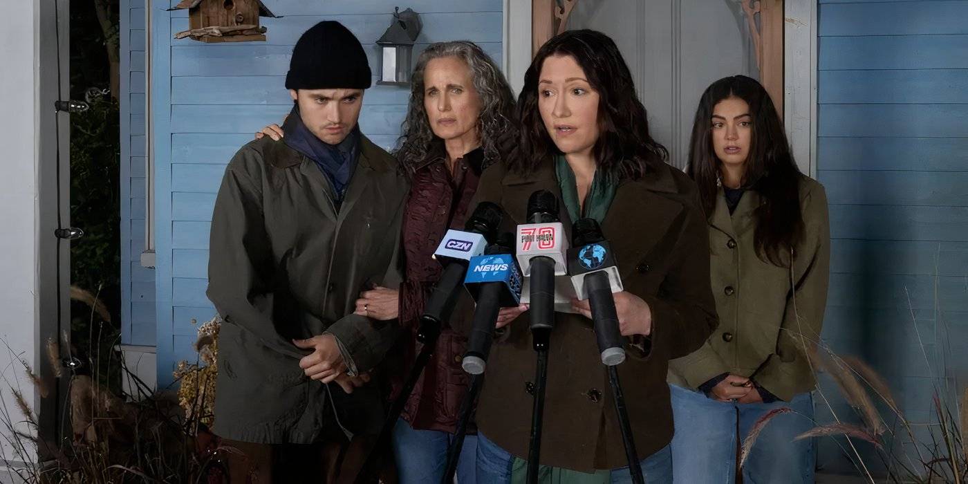Кэт разговаривает с прессой, а Алиса, Дел и Джейкоб стоят за ней, серьезно, в The Way Home, 3-й сезон