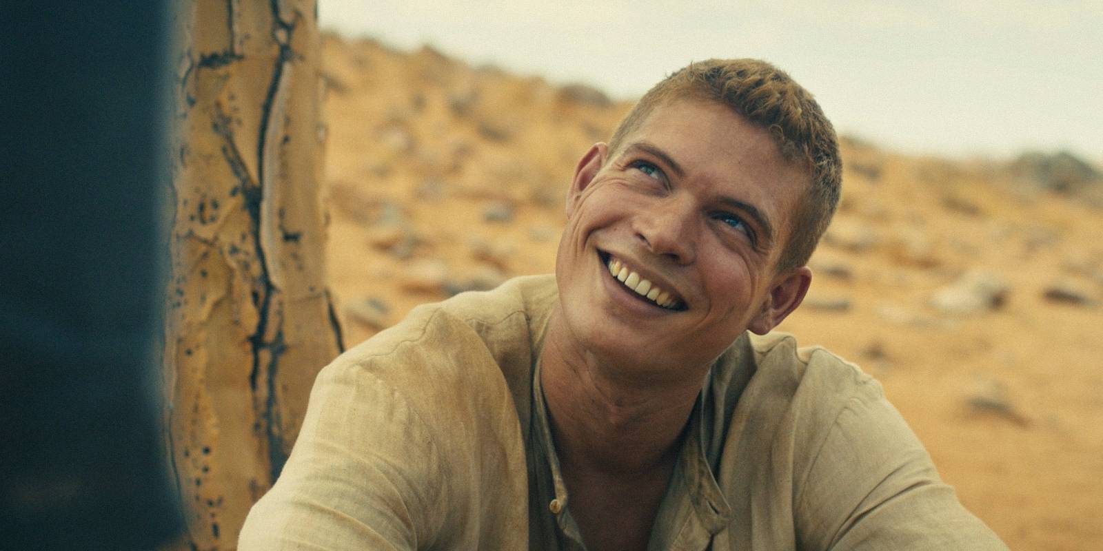 Ран аль'Тор (Джоша Страдовски) улыбается, глядя на Лэна в 4-й серии 3-го сезона "Кольцо времени"