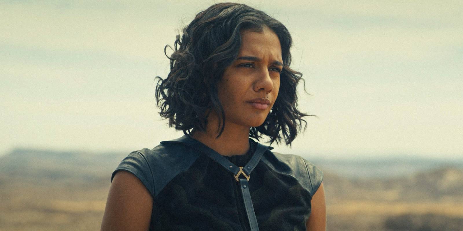 Эгвейн Ал'Вер (Маделин Мэдэйн) с озадаченным выражением лица в 4-м эпизоде 3 сезона "Колесо времени"