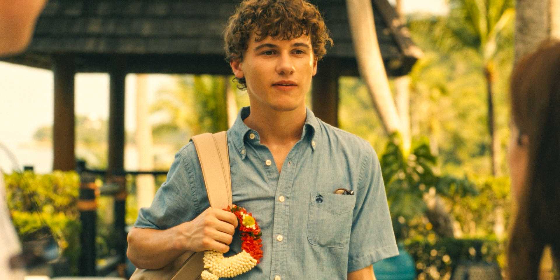 Локлан Ратлифф (Сэм Нивола) в 3 сезоне сериала "The White Lotus", 1 эпизод