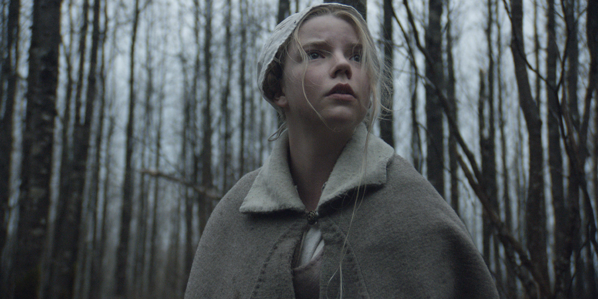 Эйва Тейлор-Джой в роли Томасин на улице в фильме "The Witch"