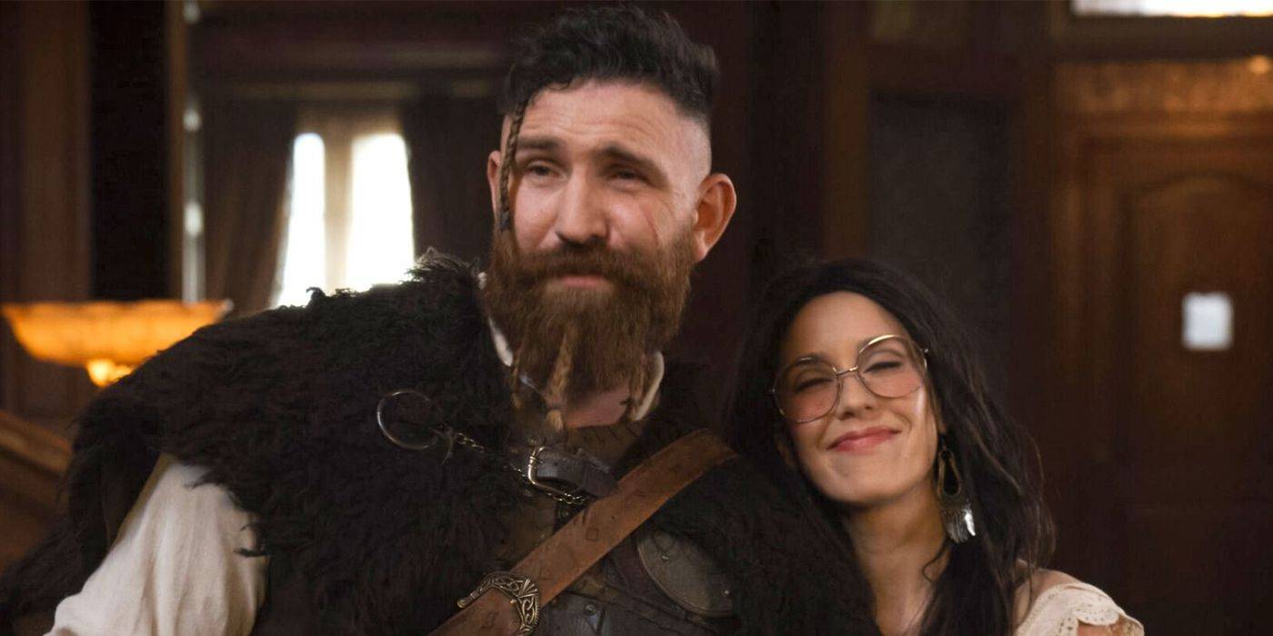 Тор (Деван Чендлер Лонг) и Флауэр (Шила Карраско) улыбаются вместе в "Призраках".