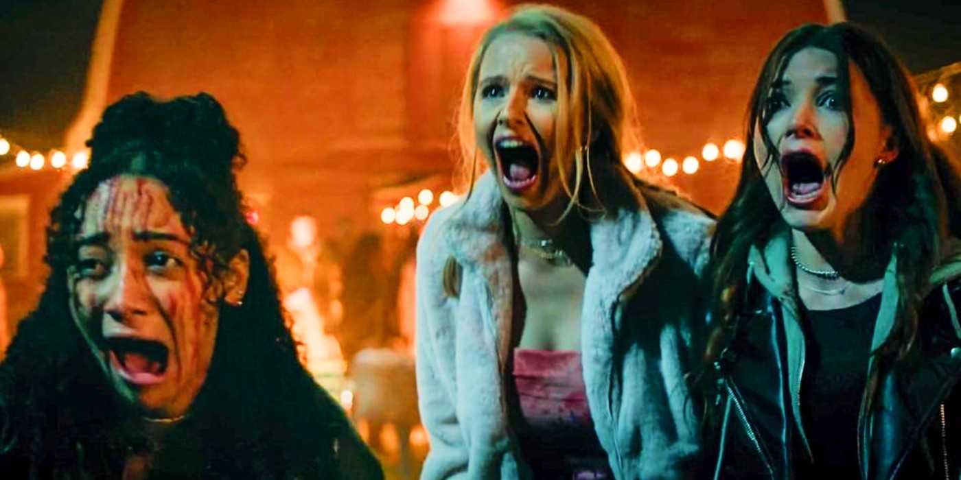 Три девушки кричат, глядя на ужасного клоуна в кукурузном поле