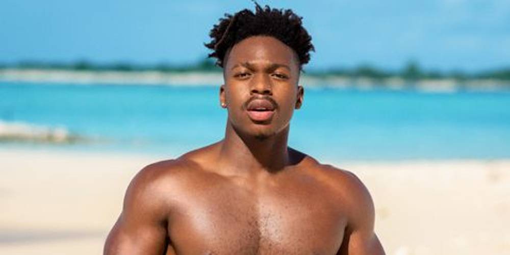 Джеймс позирует на песке для Too Hot To Handle 4