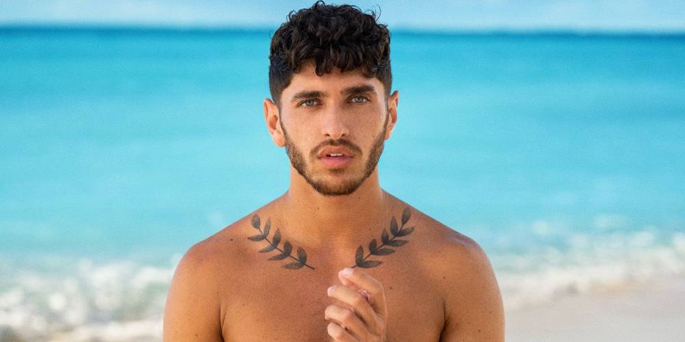 Себ позирует на фоне волн в Too Hot To Handle 4